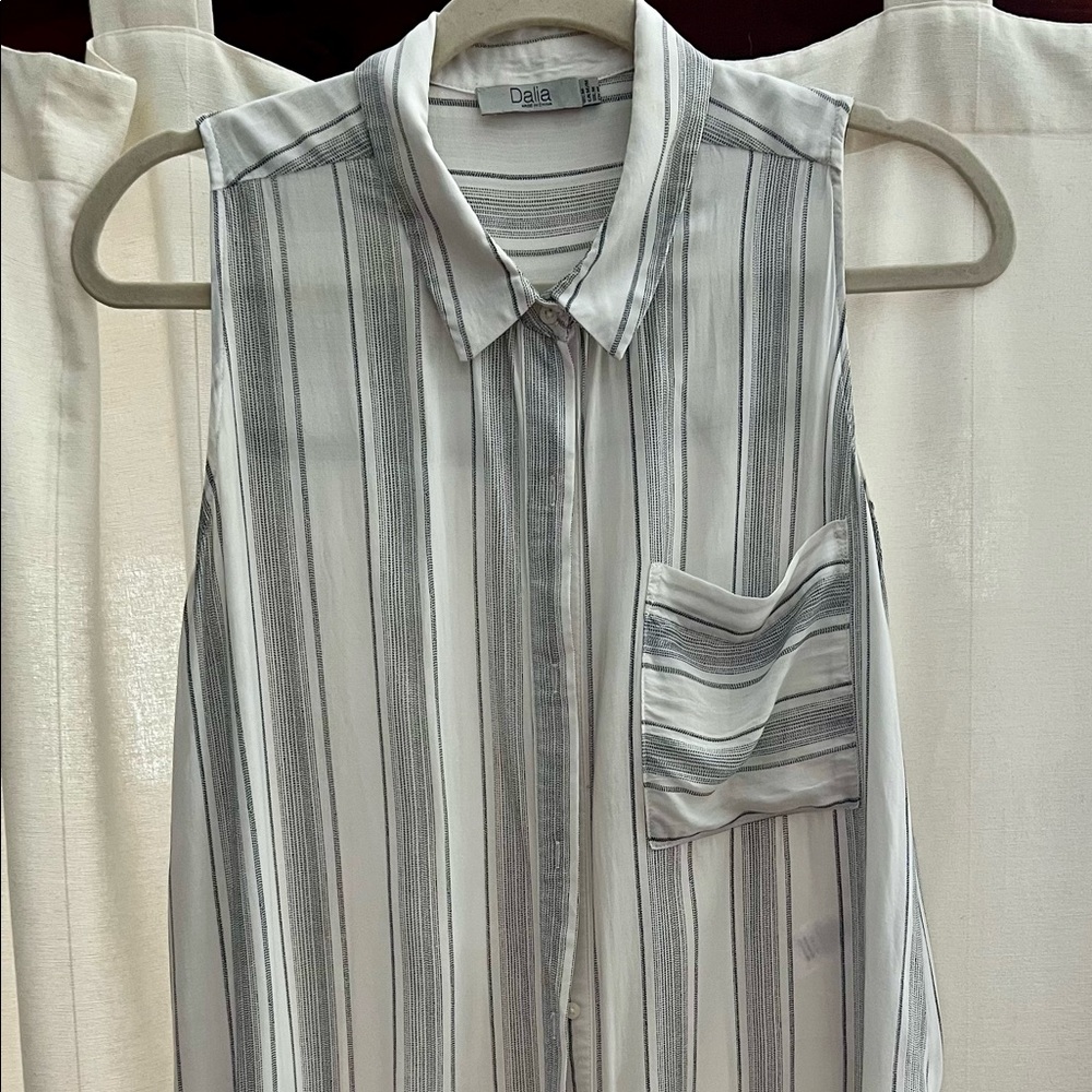 Sleeveless Button-down Tunic